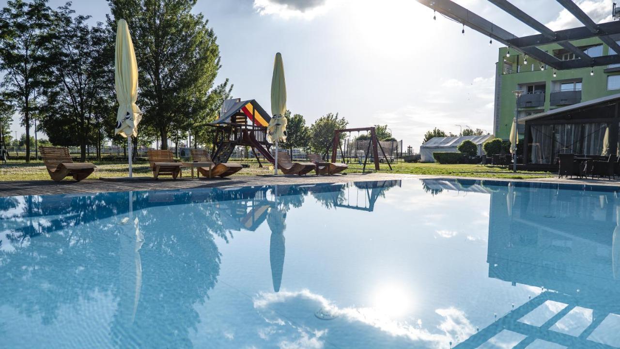 Hotel And Park Divoka Voda Pressburg Exterior foto