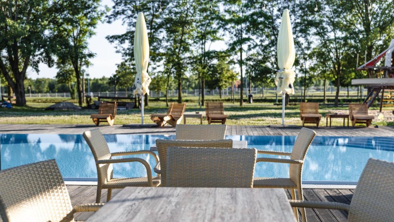 Hotel And Park Divoka Voda Pressburg Exterior foto