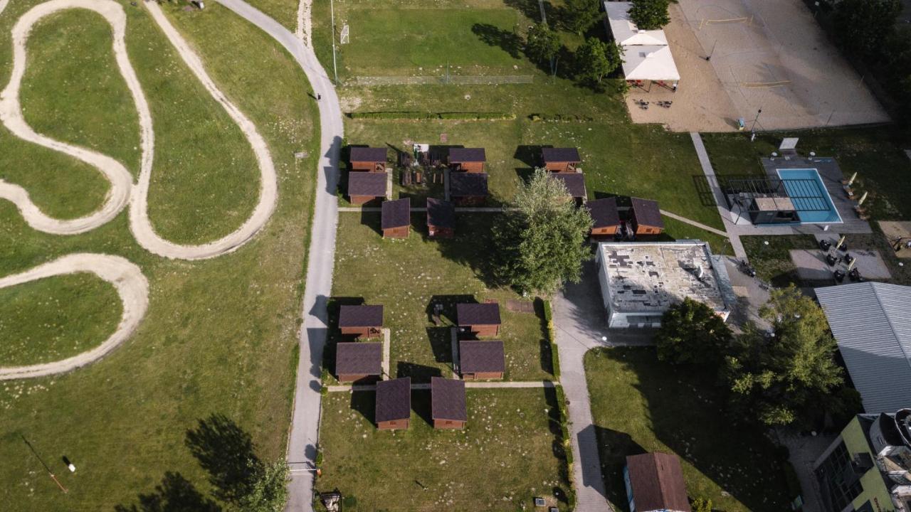 Hotel And Park Divoka Voda Pressburg Exterior foto