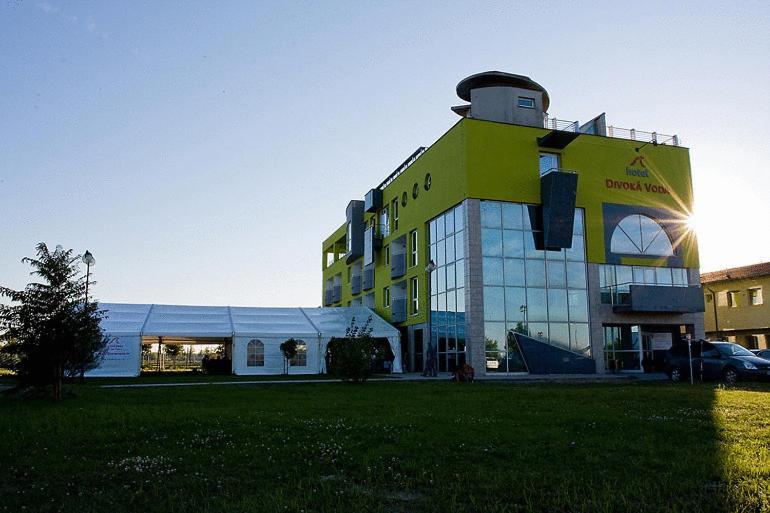Hotel And Park Divoka Voda Pressburg Exterior foto