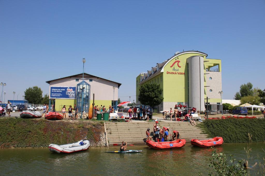 Hotel And Park Divoka Voda Pressburg Exterior foto